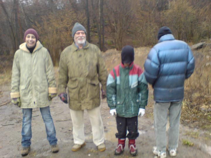 zleva-Alena, tata, synovec Honzík a záda synovce Jirky-největšího dříče z rodiny...